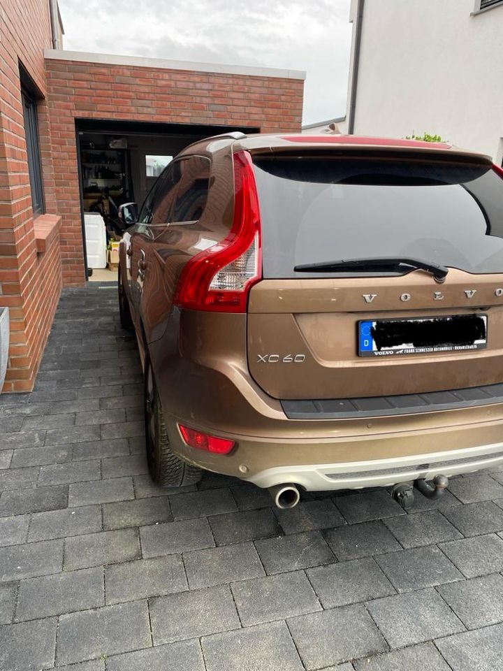 VOLVO XC 60 / R-Design / AWD / 169 KW / TÜV 2025 / in Vechelde