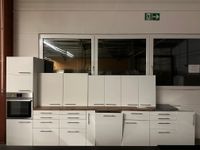 Weiße Küchen-Zeile mit Geräte gebraucht zu verkaufen! Niedersachsen - Westoverledingen Vorschau