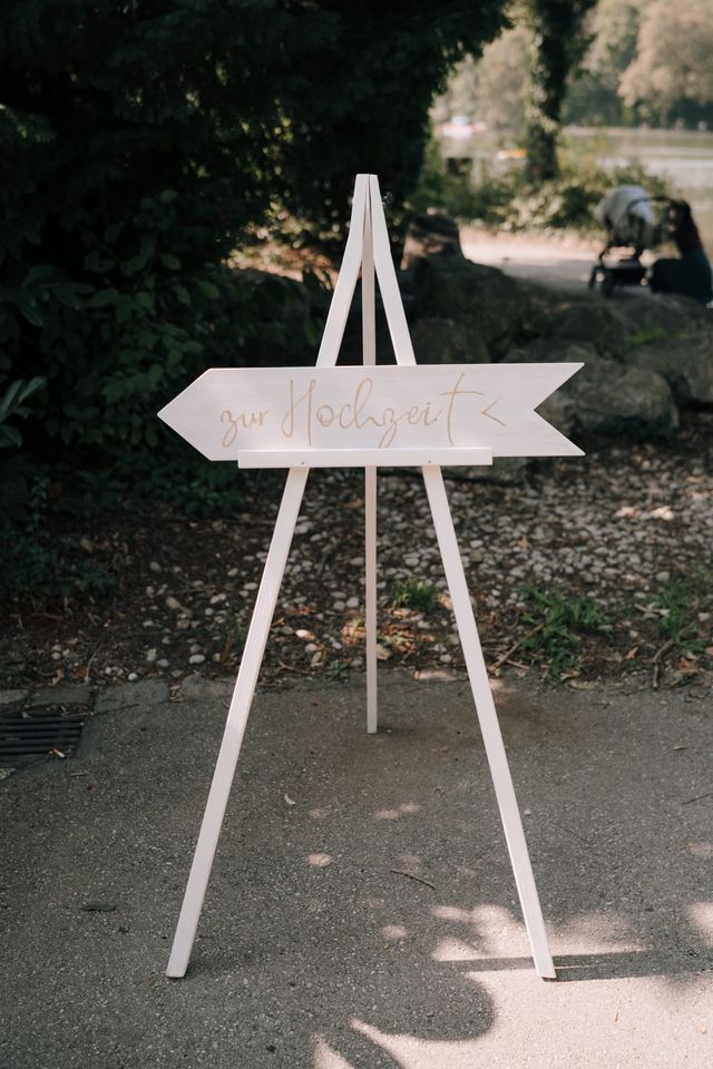 „Zur Hochzeit“ Schild aus Holz in München