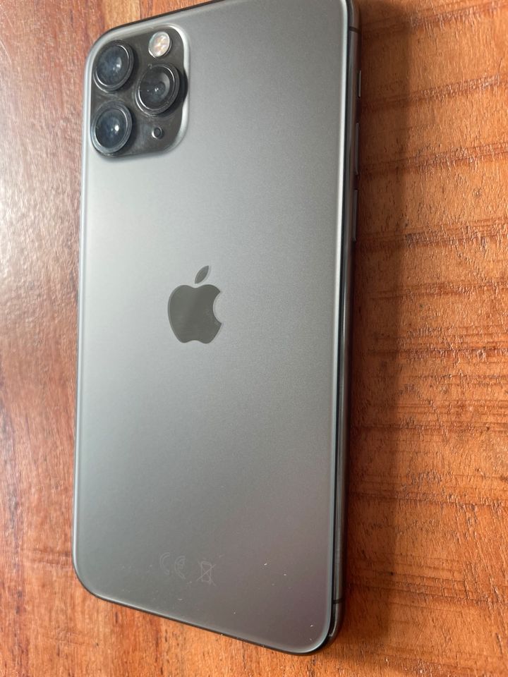 iPhone 11 Pro space grau 64 GB mit Zubehör in Bochum