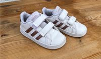 Adidas Mädchen Sneaker Turnschuhe Sportschuhe Größe 25 Mecklenburg-Vorpommern - Stralsund Vorschau