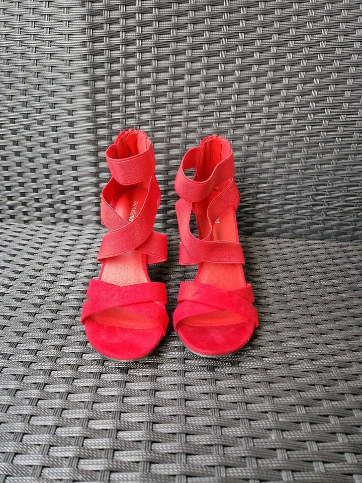 High Heels in rot mit Gummizug in Wuppertal