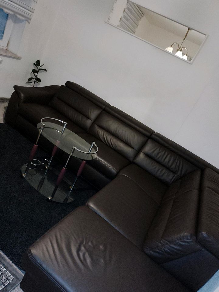 Ein Sofa mit zwei Tischen und zwei Vorhängen und einem schwarzen in Bremerhaven