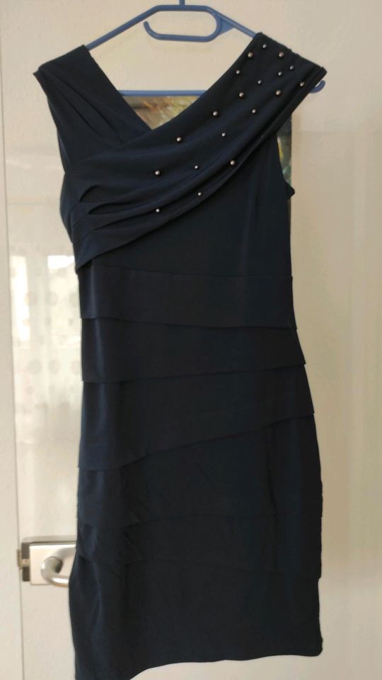 Kleid mit kleinem Schulterausschnitt in Rottweil