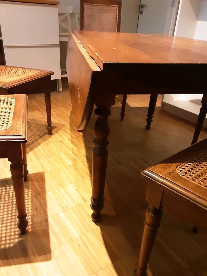 Antik französische Esszimmergarnitur Tisch mit 5 Stühlen in Bexbach