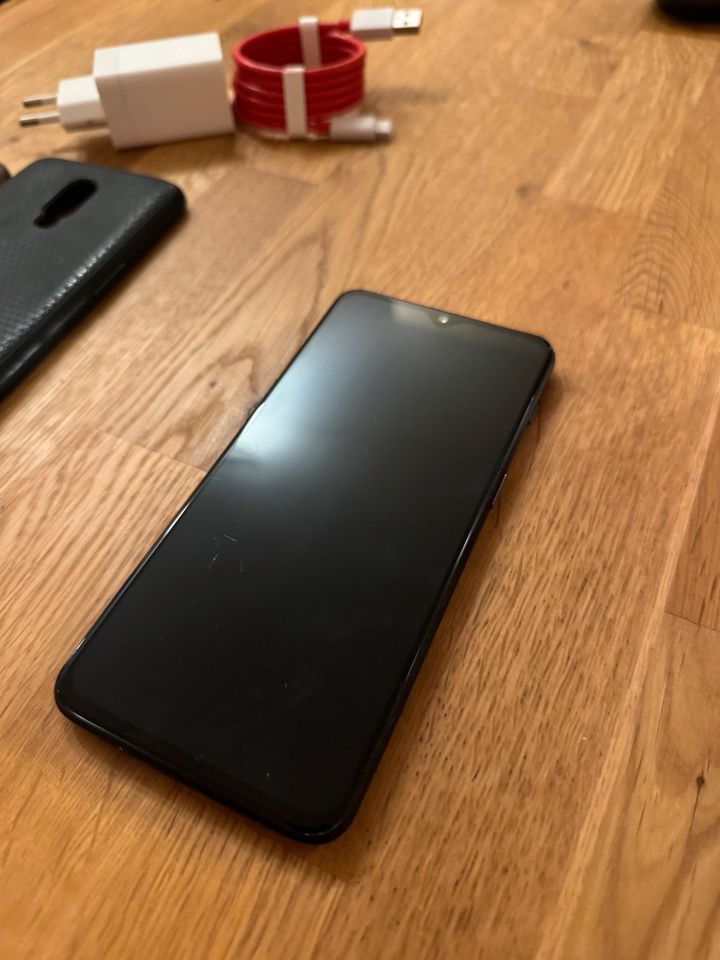 OnePlus 6T - 8GB RAM - Midnight Black - Handy in Hanau