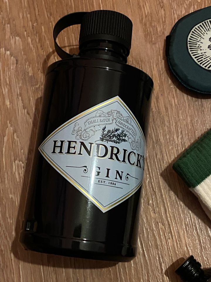 Hendrick’s Gin - Hendrick’s Gym Socken, Trinkflasche, Tragetasche in Hamburg
