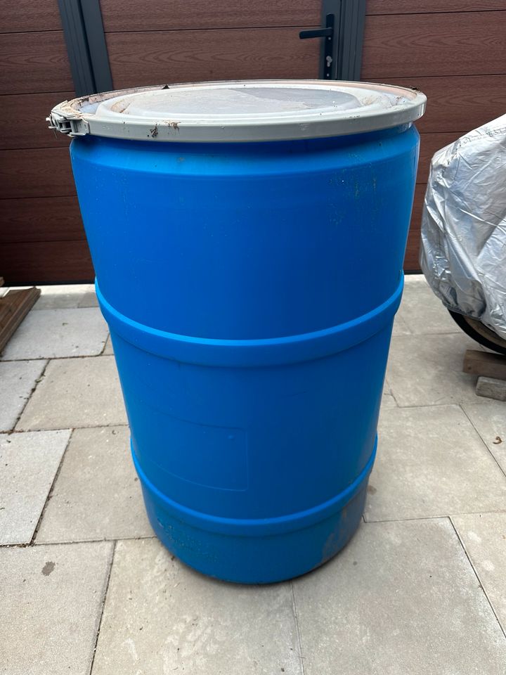 Blaue Wassertonne 205 Liter in Eschbach