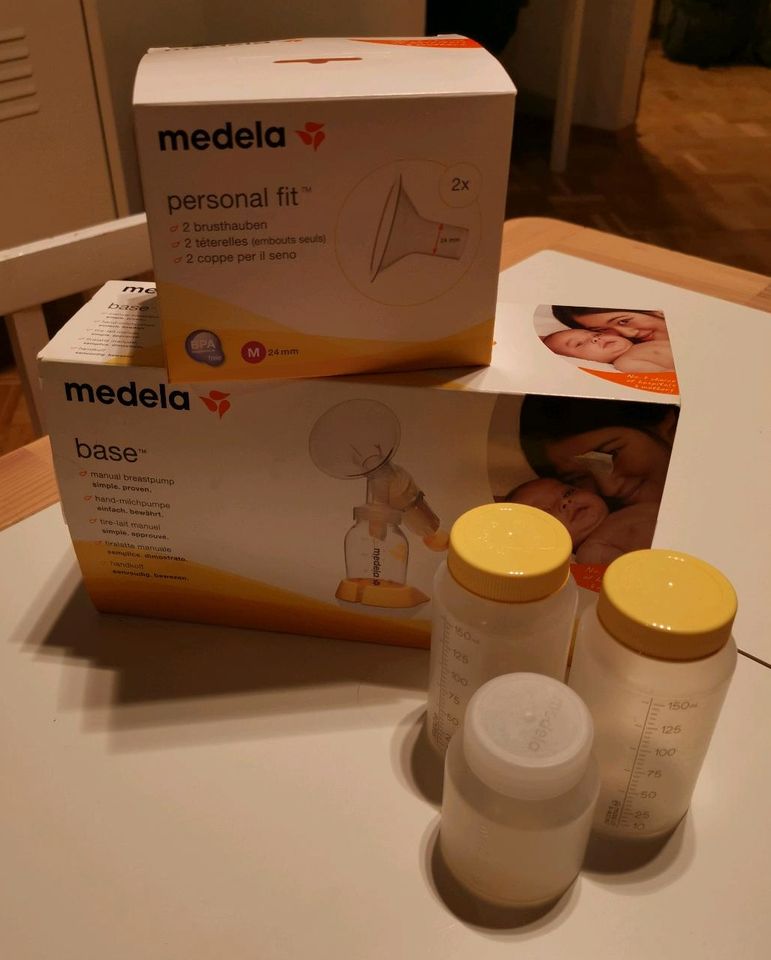 Medela Milchpumpe manuell + 2 Brusthauben Gr. M 24mm NEU in Berlin