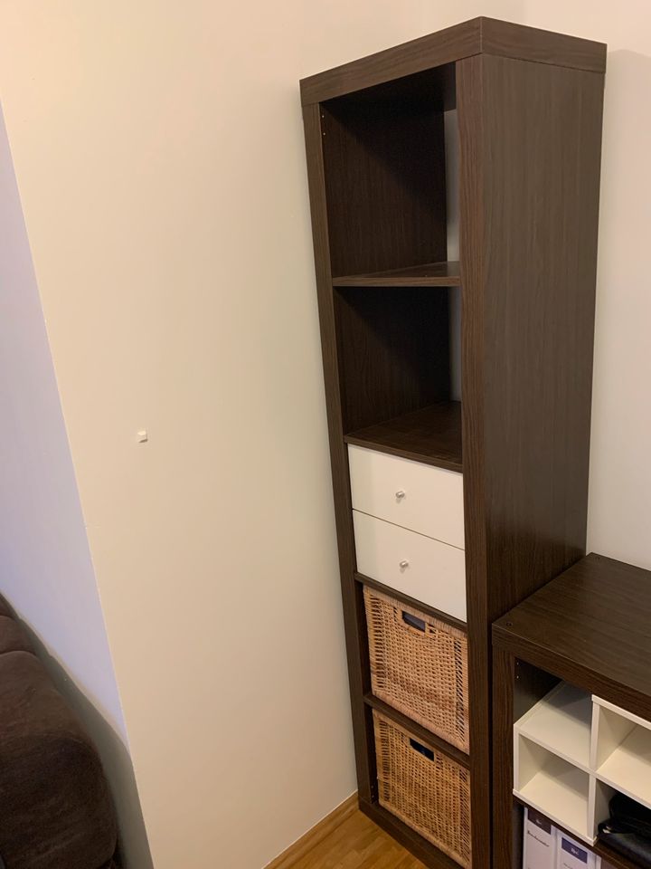 Ikea Expedit Regal mit weißem Schubladenelement und Flechtkörben in München