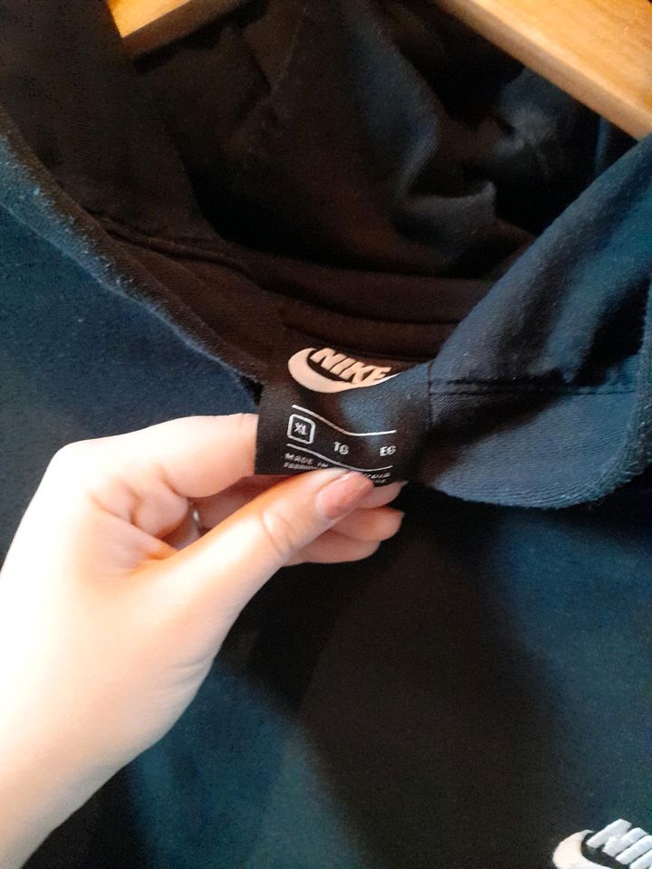 Nike Pulli in Mittelsinn