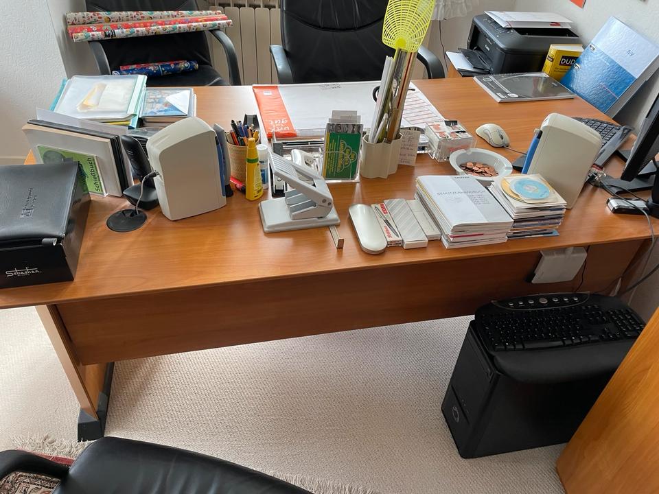 Komplettes Büromöbelset - Schreibtisch, Rollcontainer, Schränke in Köln