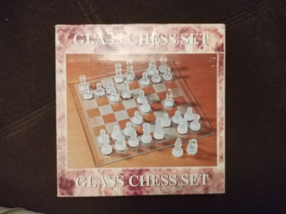 Schachspiel aus Glas in Regensburg