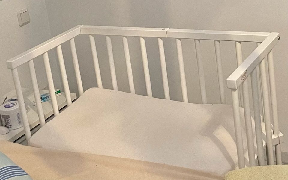 Weißes Beistellbett von babybay höhenverstellbar Bockspringbett in Windeck