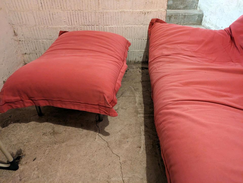 Rotes Sofa + Hocker zu verschenken in Göttingen