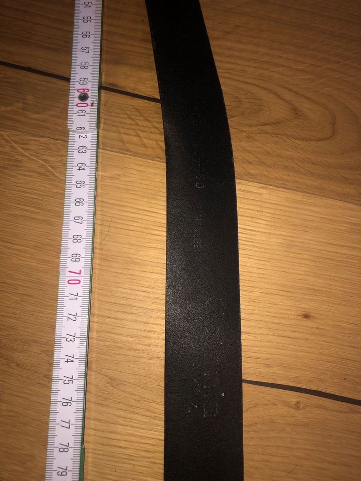 Ledergürtel 110cm mit Perlenschnalle in Dreieich