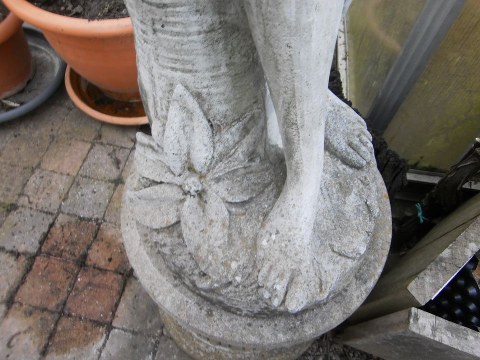 Steinfigur Figur Skulptur Statue Frauenstatue massiv schwer groß in Mauern