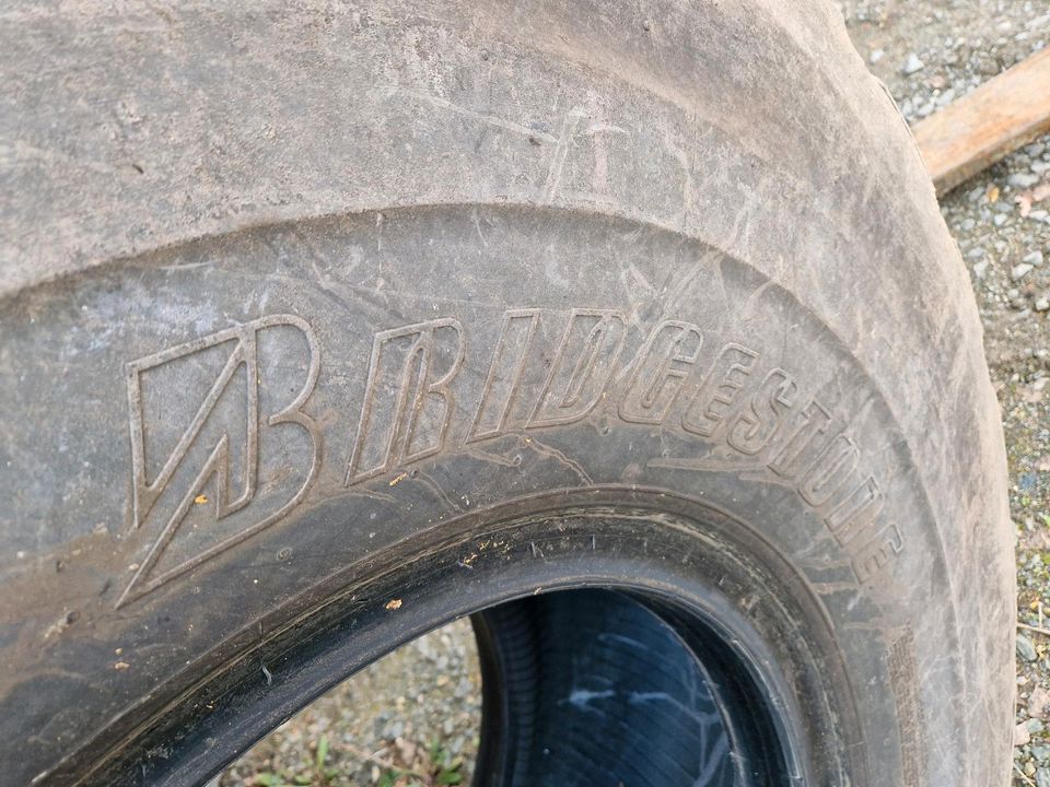 2 Stück Reifen Karkassen Radlader 20.5R25 halten Luft in Leipzig