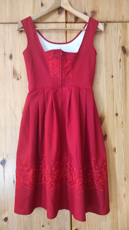 Rotes Dirndl Gr.34 mit Blusen und Schürzen (handmade) in Leipzig