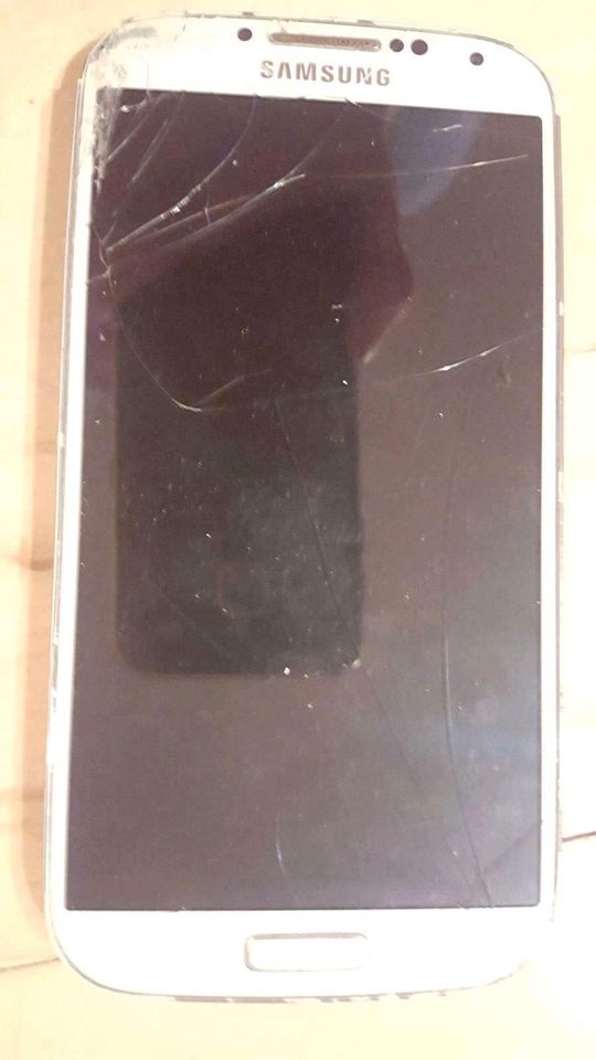 Handy SAMSUNG S4 GALAXY (runter gefallen) in Nordhausen