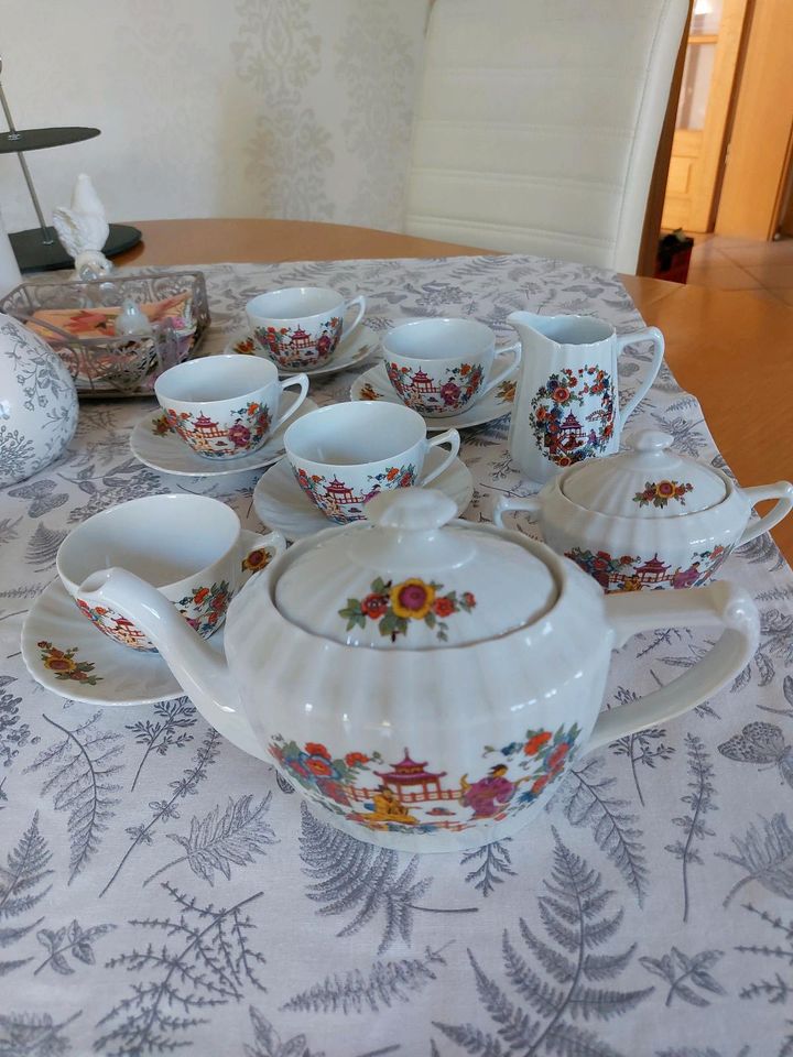 Asiatische Teekanne Porzellan Geschirr Dekoration in Rastatt