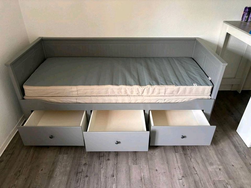 Bett Ikea Hemnes grau kaum benutzt fast neu in Westermoor