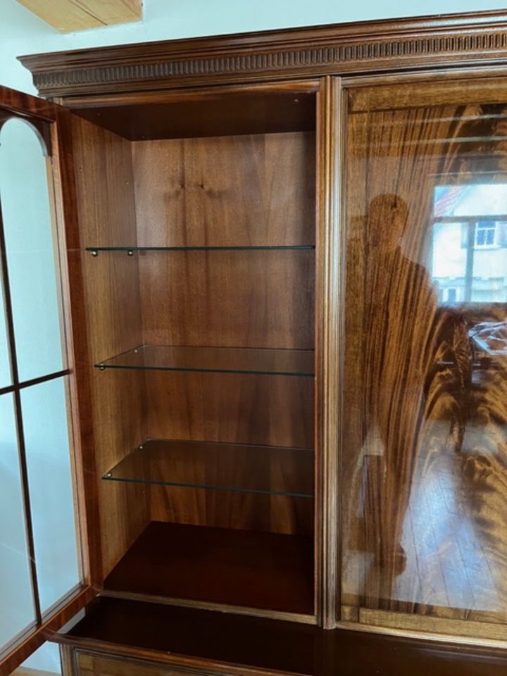 Eleganter antiker Schrank von Heldense in englischem Stil in Kusterdingen