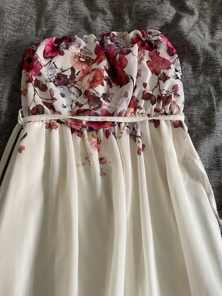 Schulterfreies Chiffon Kleid weis Blumen in Weinstadt