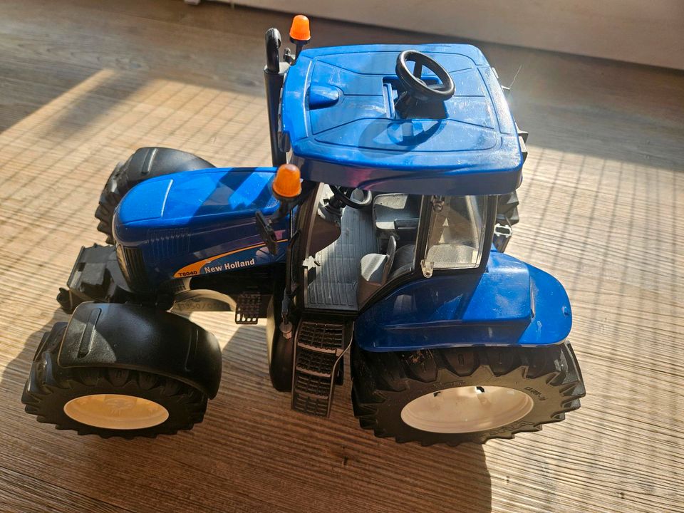 BRUDER Traktor "New Holland T8040" in Dortmund