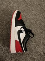 Verkaufe AIR JORDAN 1 LOW (GS) WHITE/BLACK-VARSITY RED-WHITE Berlin - Mitte Vorschau