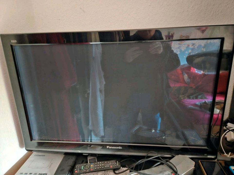 LCD- TV in einem gebrauchten Zustand in Rellingen