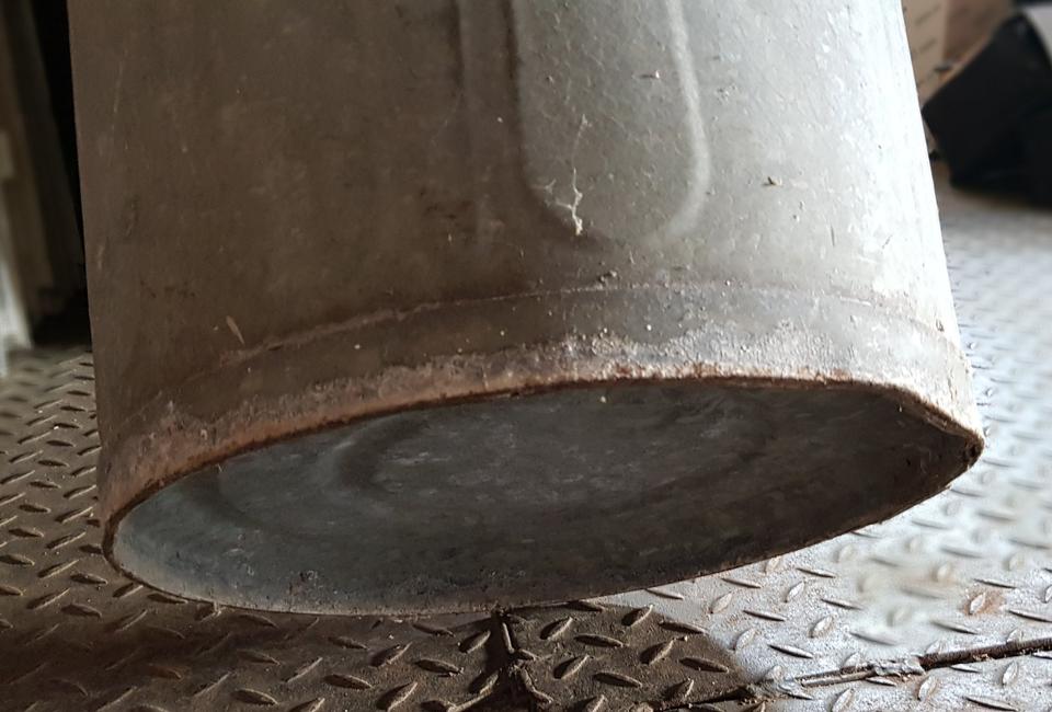 Alte Aschetonne, Ascherkübel, Feuertonne Pflanzkübel DDR in Schleiz