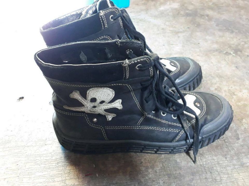 Schuhe mit Totenkopf für Jungs, Größe: 38 in Schorndorf