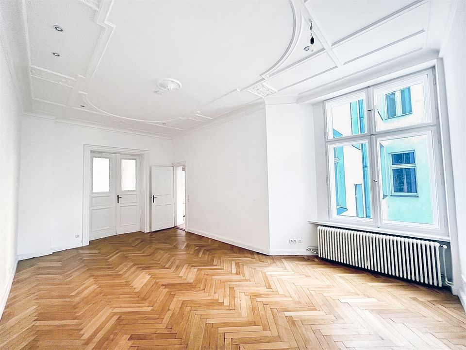 ERSTKLASSIGE STUCKWOHNUNG - IM EXKLUSIVEN GRÜNDERZEITALTBAU- unweit Fasanenplatz in Berlin