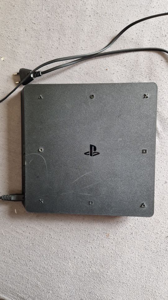 Playstation4 Slim mir 2 Controllern und Ladestation in Breitscheid Kr Neuwied