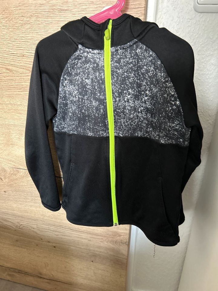 HM Sportjacke 122/128 gut in Hessisch Oldendorf