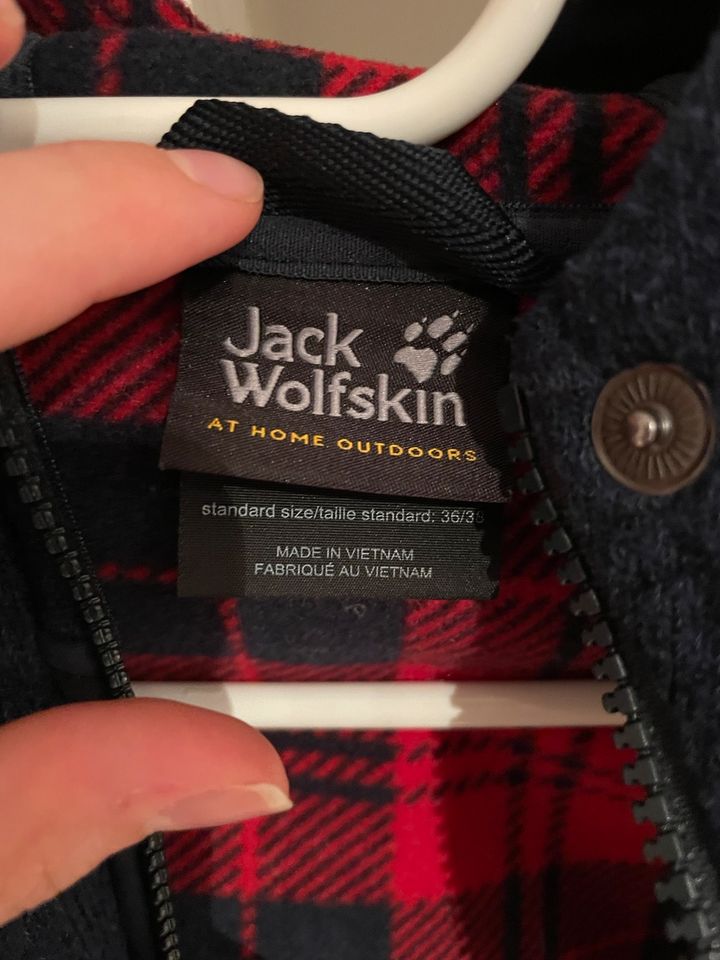 Jack Wolfskin Mantel blau/rot Größe S in Oranienburg