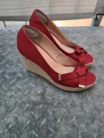 Roter Wallis Peeptoe/ Pumps Keilabsatz Gr. 40 Sachsen - Riesa Vorschau