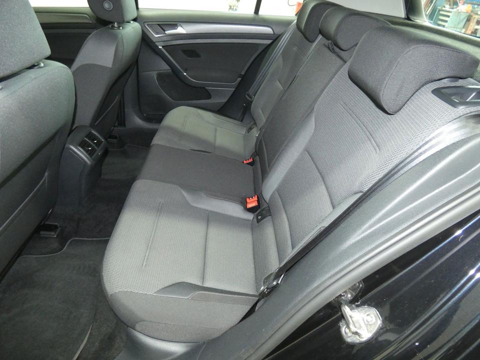 Volkswagen Golf VII 2.0 TDI Comfort.,Klima,Navi,LED,S-Heft in Dorfen