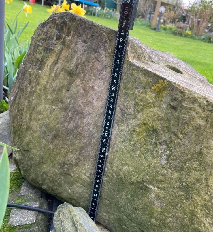 Quellstein Naturstein Findling Brunnen mit Bohrung in Düsseldorf