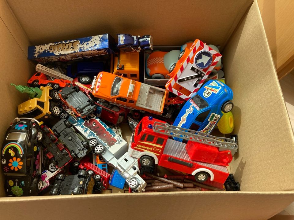 Über 40 Spielzeugfahrzeuge (Autos...) von Siku, Matchbox, Dickie in Konstanz