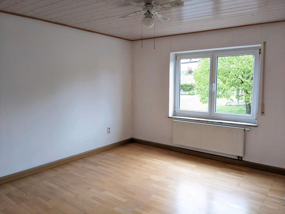Helle 4-Zimmer Wohnung in Bernhardswald (Lkr. Regensburg) in Bernhardswald
