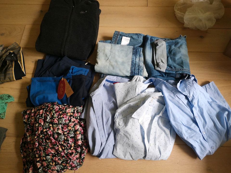 Kleiderpaket Hosen blusen Röcke S/M in Bonn