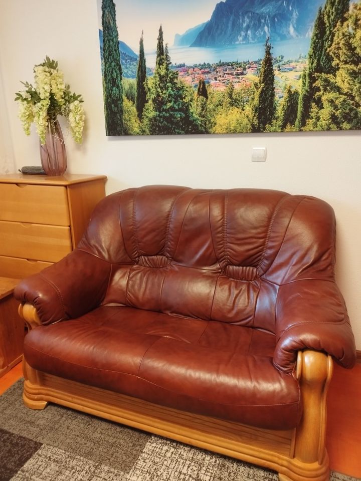 Schönes 2- Sitzer- Sofa aus echtem Leder in Lennestadt