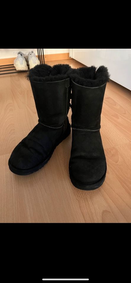 UGG Boots mit Schleifen hoch schwarz Gr. 39 in Augsburg