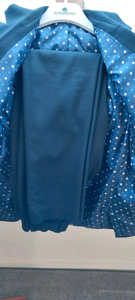 Anzug - Kommunionanzug- Gr. 140 - dunkelblau- mit 2 Hemden in Niederkrüchten