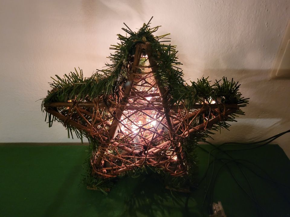 3D Weiden Stern mit Lichterkette Metallstern Gesteck beleuchtet in Bubesheim