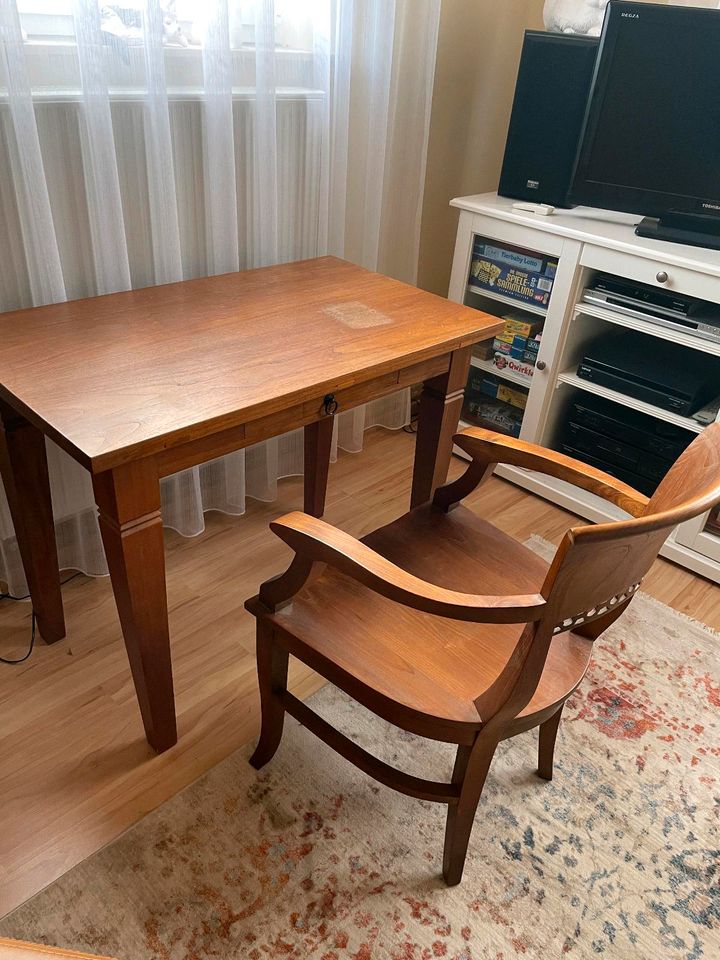 Massivholz Schreibtisch mit Massivholz Stuhl zu verkaufen in Volkach