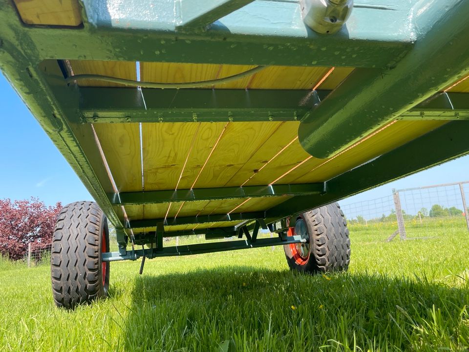 Einachs Anhänger (Ballenwagen Holzanhänger Gummiwagen „Eicher“) in Polling