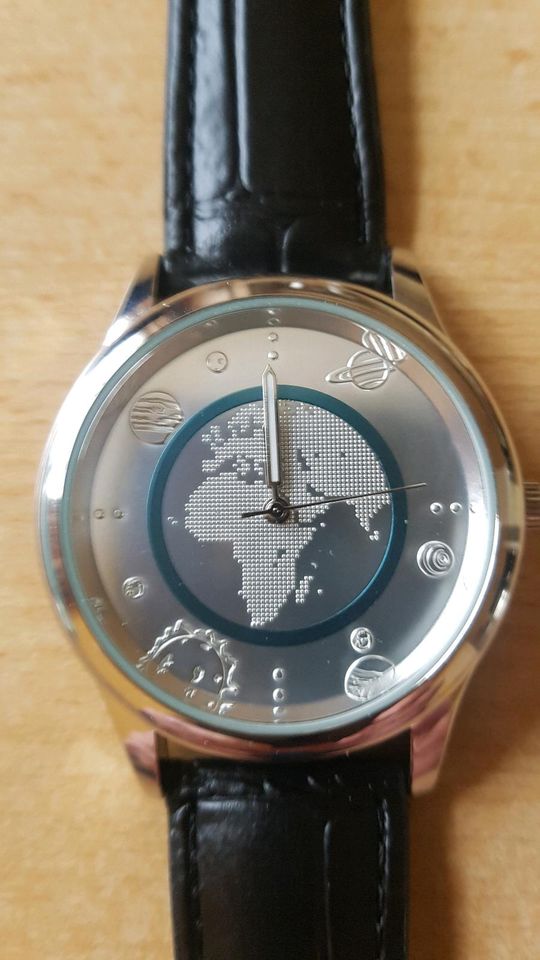 Uhr mit grünem Polymerring Planet Erde 2016 in Hilden